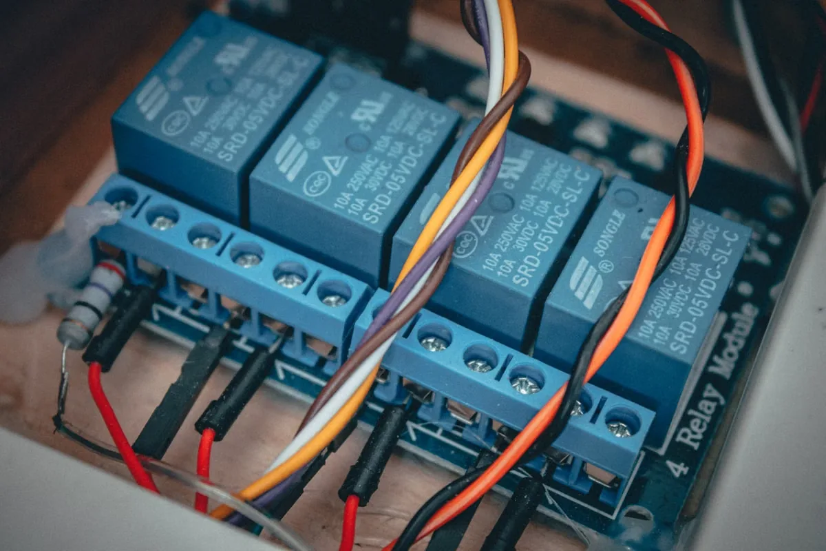 Flat high-power electronic interface using thermal grease